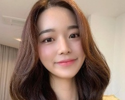 洋气迷人外翻烫发型 时尚俏皮美出圈