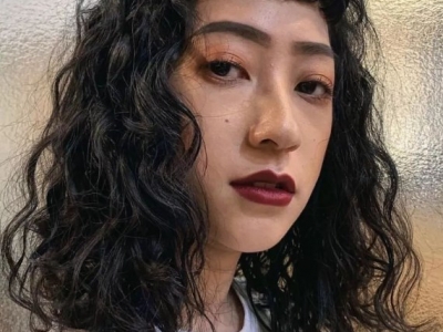 短刘海小卷烫发型 时髦复古最考验颜值