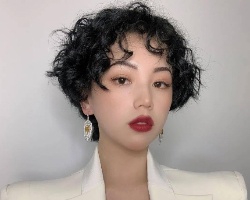 复古小卷烫造型 发量少女生出街必备