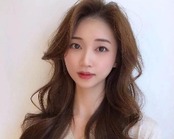 烫卷发搭配什么刘海好看 侧分卷发温柔又迷人