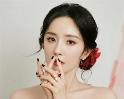 杨幂涂山红红造型 红色红裙盘发美翻了