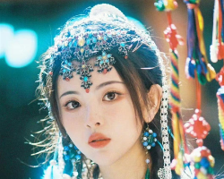 杨超越蓝色民族造型 清纯灵动俏丽迷人