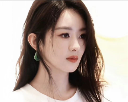 赵丽颖松弛感卷发 温柔优雅减龄