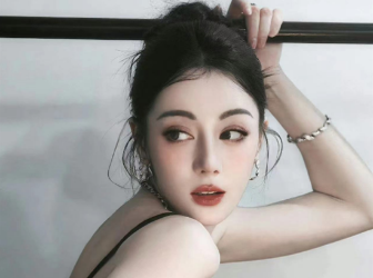 迪丽热巴花苞头盘发 优雅大方高级唯美