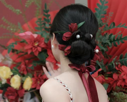 红色礼服造型推荐 女生时髦订婚妆造