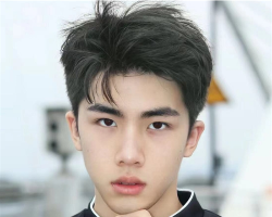 秋冬男生染发颜色 绿色染发时髦显白