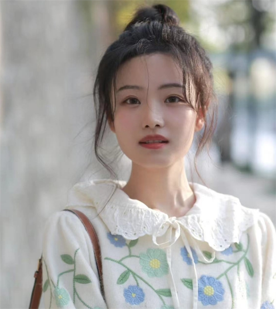 清爽丸子头扎发 甜美青春元气满满
